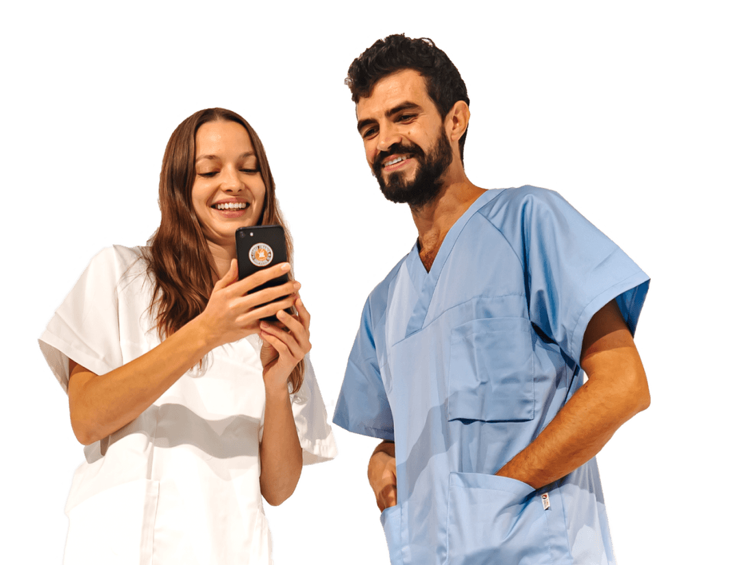 Zwei Personen kontrollieren ihr Handy